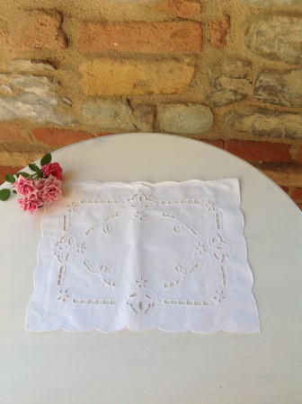 CENTRINO FATTO A MANO DI COTONE  33X24 € 8,00