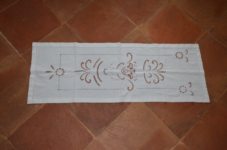 CENTRO DI COTONE RICAMATO A MANO 33X24 (con qualche rammendino) € 10,00